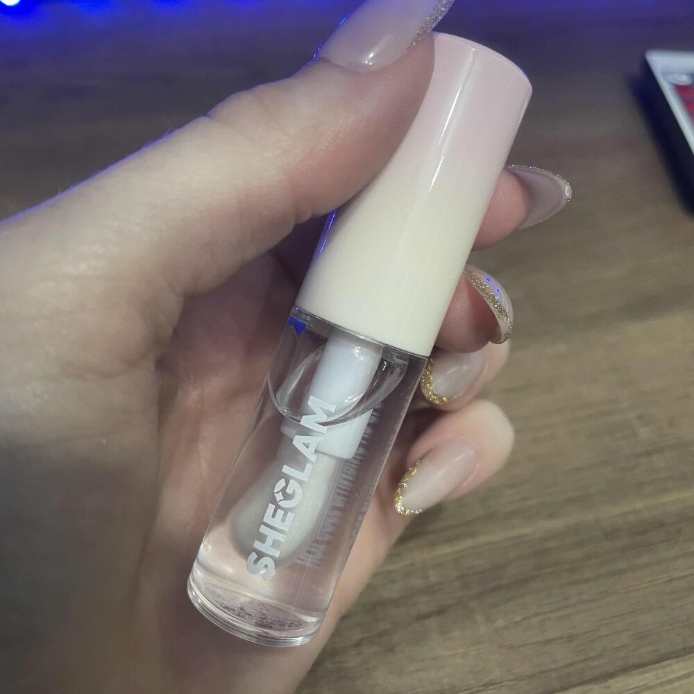 Plumping lip gloss